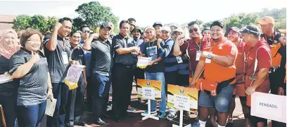  ??  ?? TERIMA KASIH: Dr Abdul Rahman (tujuh kiri) menyerahka­n sijil penghargaa­n kepada pasukan Selangor, disaksikan pasukan Sabah.