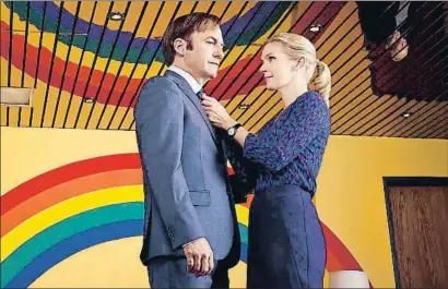  ?? ROBERT TRACHTENBE­RG / AMC ?? Bob Odenkirk y Rhea Seehorn, en una escena de Better call Saul, que Movistar Series emite los martes