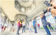  ?? — Gambar Roystein Emmor ?? TINJAU: Wee (kiri) dan Shankar (dua kiri) meninjau Kuil Sri Maha Mariamman di Jalan Batu Lintang yang masih dalam pembinaan.