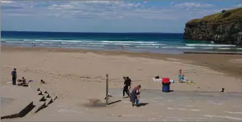  ?? Photo by Damian Stack ?? Ladies Beach in Ballybunio­n where the teens were caught in a rip on Saturday before making it safely back to shore.