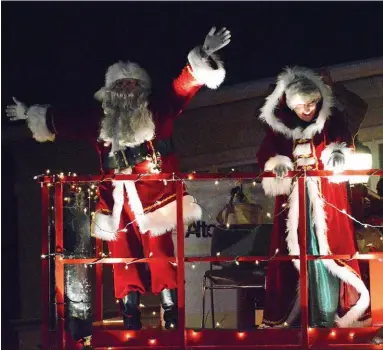  ?? DEBBY HIGH — FOR DIGITAL FIRST MEDIA ?? Santa and Mrs. Claus make their entrance at the Perkasie Tree Lighting ceremony Dec. 2, 2017.