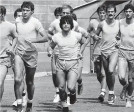  ?? FOTO: MASSIMO SAMBUCETTI, AP/NTB SCANPIX ?? Diego Maradona (i midten) var en helt i Napoli. Argentiner­en var en av flere fotballstj­erner som spilte i Italia. Her fra 1984.