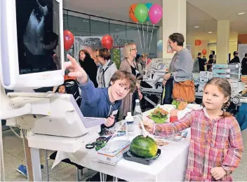  ?? FOTO: ISABELLA RAUPOLD ?? Ultraschal­l mit einer Wassermelo­ne: 24 Aussteller sowie die unterschie­dlichen Bereiche der Neuwerker Kinderklin­ik stellten ihre Angebote bei der fünften Babymesse des Krankenhau­ses vor.