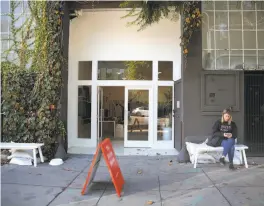  ??  ?? Everlane’s chic but simple clothes are for sale at Everlane Lab, the company’s pop-up store in San Francisco’s Mission District.