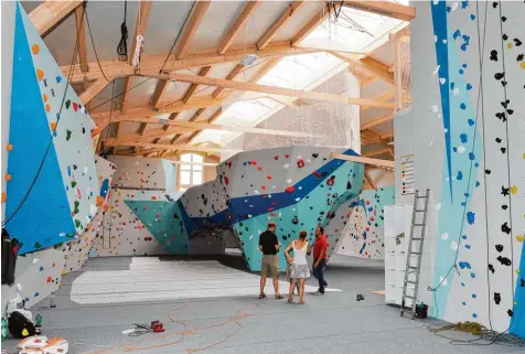  ?? Foto: Thorsten Jordan ?? In der Boulderhal­le kann ohne große Vorkenntni­sse geklettert werden. Unser Foto zeigt Bianca und Markus Wasserle beim Rundgang durch das neue Gebäude im Gespräch mit LT Redakteur Thomas Wunder.