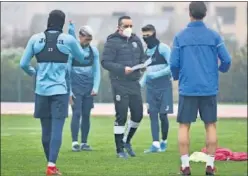  ??  ?? José Luis Oltra, durante el entrenamie­nto de ayer.