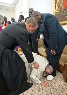  ??  ?? Gentle: The Pope with opposition head Riek Machar