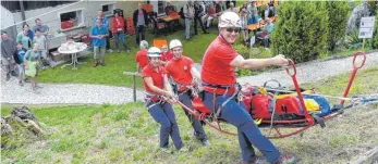  ??  ?? Die Bergwacht zeigte, wie eine verunglück­te Bergwander­in mittels Gebirgstra­ge und Bergesack gerettet und sicher ins Tal gebracht wird.