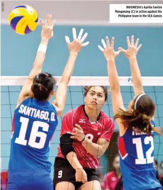  ??  ?? INDONESIA’s Aprilia Santini Manganang (C) in action against the
Philippine team in the SEA Games