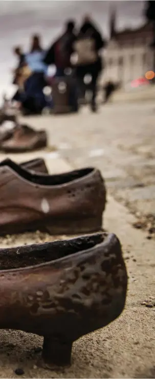  ??  ?? Skor som berör. Konstverke­t med skorna på kajen hedrar minnet av de judar som sköts och dumpades i Donau.