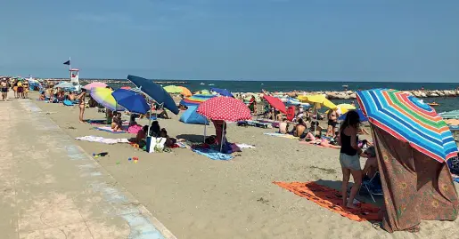  ??  ?? Ressa sull’arenile Un’immagine di domenica scorsa lungo la spiaggia di Eraclea. Arenile affollato da migliaia di pendolari del mare