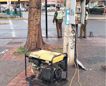  ??  ?? ► Generador eléctrico en semáforo de Principe de Gales, La Reina.