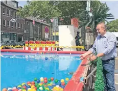  ?? RP-FOTOS: ANKE KRONEMEYER ?? Gerd van Vreden ist Kirmesarch­itekt, Platzwart und Ansprechpa­rtner für alle Schaustell­er. Hier testet er das Wasser im „Splash“.