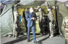  ?? EPA ?? Macron con la mascherina
Visita con tanto di mascherina a un ospedale militare a Mulhouse nell’Alto Reno per il presidente francese Macron