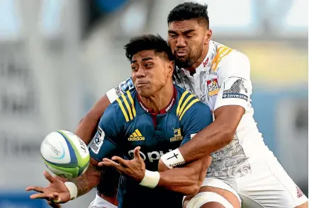  ?? PHOTO: GETTY IMAGES ?? Highlander­s midfield back Malakai Fekitoa gets a pass away under pressure from Taleni Seu of the Chiefs in Dunedin last night.