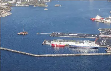  ?? ADRIAN LAM/TIMES COLONIST ?? Cruise-ship piers at Ogden Point sit behind the breakwater at the entrance to Victoria’s Inner Harbour. A second mooring dolphin that was to be installed fell off the cargo ship in rough seas that was bringing it to B.C. from China.