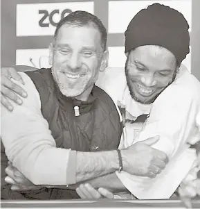  ??  ?? Hubo muchas sonrisas entre Aspe y Ronaldinho.