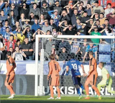  ??  ?? AL LARGUERO. Disparo del Alavés que estuvo a punto de entrar en la meta de Yoel en el derbi de ayer.