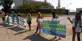  ?? —CONTRIBUTE­D PHOTO ?? Anticoal power plant advocates form a human chain in front of a coal-fired power plant in the province of Bataan to express their continued opposition to the operations of highly polluting sources of energy.