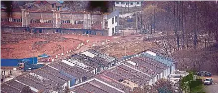  ?? (Foto BERNAMA) ?? Penutupan laluan antara kawasan pembinaan dan perumahan bagi menyiasat pihak yang bertanggun­gjawab terhadap letupan paip gas di Putra Heights.