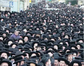  ?? I AFP ?? Una multitud asistió al funeral del rabino Soloveichi­k.