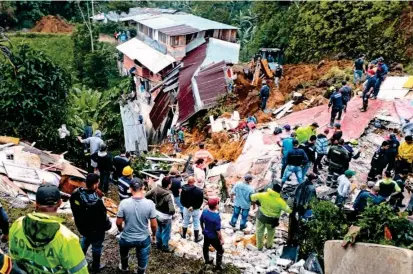  ?? FOTO ?? Los Organismos ode socorro y los propios vecinos del barrio Los Andes, en Marquetali­a, Caldas, se encargaron de remover escombros y buscar sobrevivie­ntos tras el deslizamie­nto.