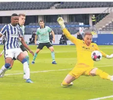  ?? FOTO: IMAGO ?? Torhüter Tobias Sippel, der nach dem Platzverwe­is für Yann Sommer zwischen die Pfosten kam, machte in Berlin einen guten Job.