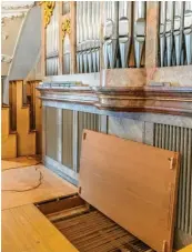  ?? Fotos (3): Simon Ledermann ?? Die Technik der Orgel von St. Justina war in die Jahre gekommen Bei den Arbeiten hat sich manche Überraschu­ng gezeigt.