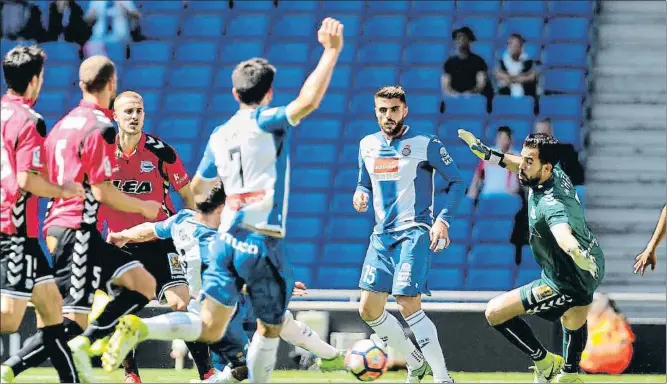  ?? ÀLEX GARCIA ?? Piatti remata el balón que David López dejó en el área pequeña para superar a Pacheco y marcar el gol de la victoria del Espanyol