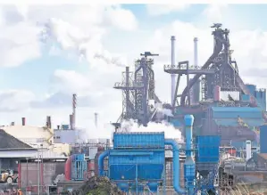  ?? ?? Das niederländ­ische Stahlwerk in Wijk an Zee gehört zum multinatio­nal tätigen Konzern Tata Steel.