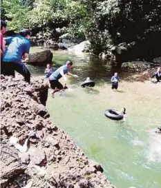  ??  ?? SUASANA damai menjadi tarikan pelancong berkunjung ke Kampung Sayap yang terletak kira-kira 29km dari Pekan Kota Belud.