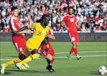  ??  ?? FAVORITA. Australia venció con facilidad a Palestina en la segunda jornada de la Copa de Asia.