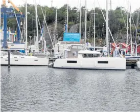  ??  ?? Både nya och begagnade båtar ställdes ut på öppet varv på Ellös