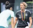  ?? FOTO: DPA ?? Bundestrai­nerin Martina Voss-Tecklenbur­g sucht im „HomeGround“ihren endgültige­n EM-Kader.