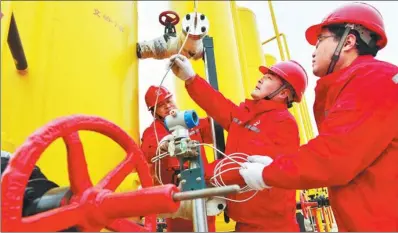  ?? TONG JIANG / FOR CHINA DAILY ?? Workers check installati­ons at an oilfield operated by China Petrochemi­cal Corp in Puyang, Henan province.