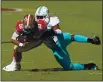  ?? TONY AVELAR – AP ?? Miami Dolphins outside linebacker Elandon Roberts sacks 49ers quarterbac­k Jimmy Garoppolo during the first half on Sunday.