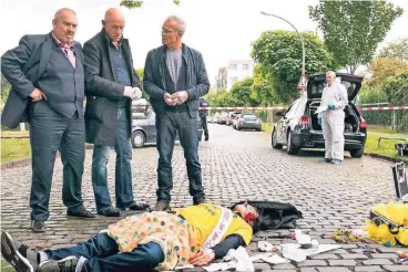  ??  ?? Die Kommissare Freddy Schenk (Dietmar Bär, l.), Max Ballauf (Klaus J. Behrendt, r.) und der Rechtsmedi­ziner „Doc“(Joe Bausch) spekuliere­n, wieso der Bräutigam nach seinem Junggesell­enabschied sterben musste.