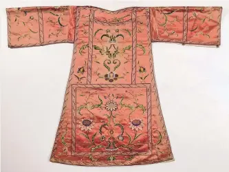 ??  ?? A dalmatic, or vestment worn by a deacon or priest, was made in Mexico between 1725 and 1825. It is of silk, satin and metallic thread.