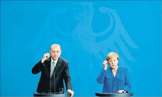  ?? CLEMENS BILAN / EFE ?? Merkel y Erdogan confirmaro­n ayer, en la cancillerí­a de Berlín, que deben entenderse por el bien de la seguridad, la economía y la migración