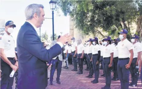  ??  ?? El presidente Luis Abinader exhortó a los miembros del CESTUR a trabajar con honor y apegados a la ley.