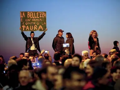  ?? (foto Livieri/ Lapresse). ?? Contro i boss Qui a destra la manifestaz­ione a Ostia «Uniti per la legalità» Accanto, una delle perquisizi­oni scattate a gennaio scorso durante il blitz sfociato nell’arresto di 32 tra capi e affiliati del clan Spada