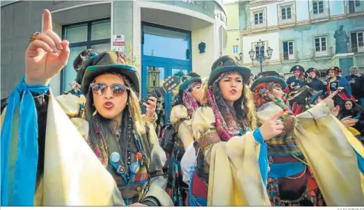  ?? JULIO GONZÁLEZ ?? Una comparsa femenina canta en la plaza de la Catedral en el Carnaval 2018.