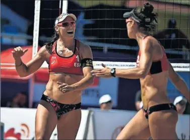  ??  ?? ALEGRÍA. Liliana Fernández y Elsa Baquerizo celebran un punto durante un partido del Torneo en China.