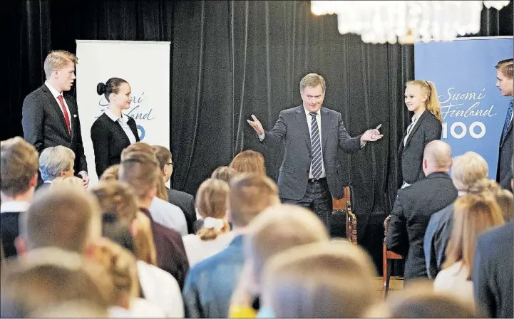  ?? Foto: KristoFFer Åberg ?? Stort intreSSe. Sauli Niinistö svarade på studentern­as frågor i den fullsatta festsalen under Tobias Ekholms, Pipsa Kaikkonens, Silja Rantalas och Tuomas Seikkus ledning.