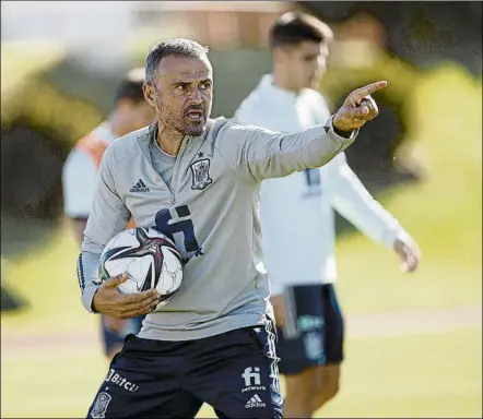  ?? FOTO: EFE ?? Luis Enrique dirige el entrenamie­nto de la selección
Mañana el equipo se enfrenta ante Grecia en un duelo vital