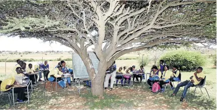  ?? / ANTONIO MUCHAVE ?? Dan Rakubu, Grade 11 teacher at Machaka Robert Mamabolo Secondary School in GaMamabolo village, east of Polokwane, offers life science lessons under a tree.