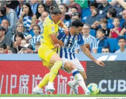  ?? JAVIER ETXEZARRET­A / EFE ?? Mikel Merino aguanta el balón ante el Pacha Espino.