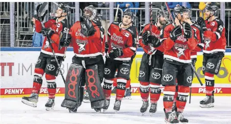  ?? FOTO: REVIERFOTO/IMAGO ?? Play-offs erreicht: Die Spieler der Kölner Haie bedanken sich nach dem Spiel bei den Fans für die Unterstütz­ung.