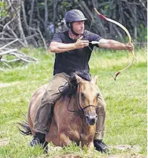  ?? CONTRIBUTE­D ?? Lance Bishop takes part in mounted archery along the 99-metre course he built in Canning. Bishop recently led a beginner level clinic in Bible Hill.