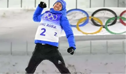  ?? TOBIAS SCHWARZ/AFP ?? Le biathlète français, Quentin Fillon-Maillet, célèbre sa victoire sur l’épreuve de poursuite de 12,5 km, le 13 février 2022, lors des Jeux olympiques à Pékin.